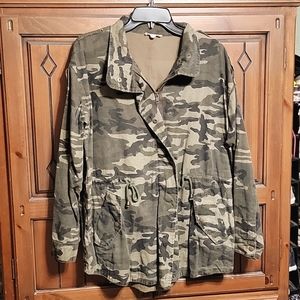 Womens camo jacket, NWOT, sz M/L, Oddy